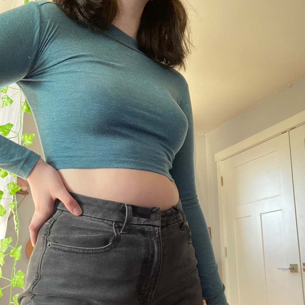 Cropped long sleeve, with a smaller turtle neck